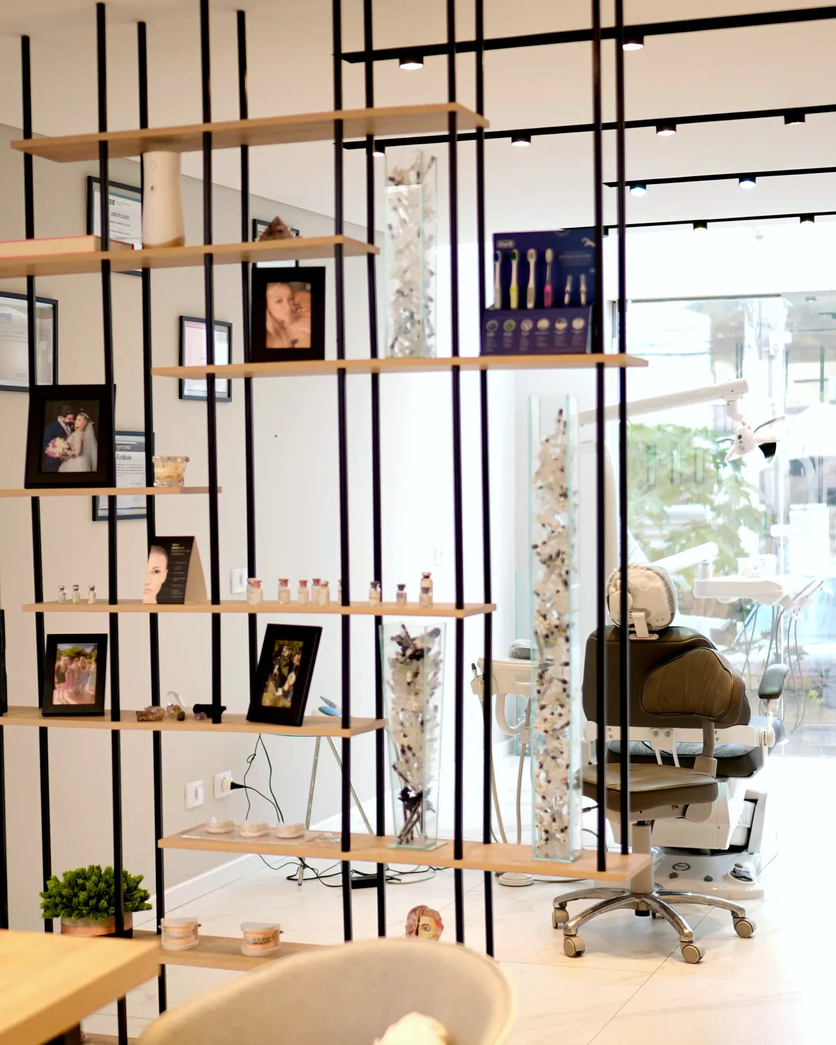 Recepción de Vera Odontología, con madera cálida, plantas y luz natural